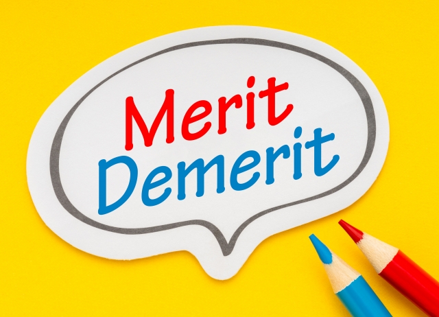 色鉛筆とMeritDemeritの文字