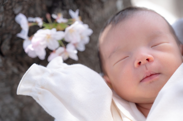 赤ちゃんと桜の花