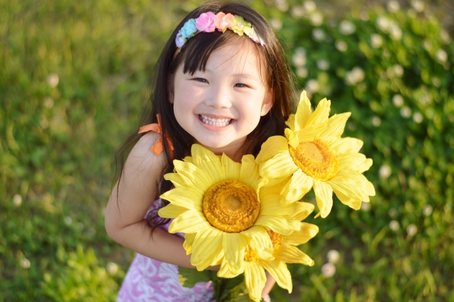 花をもってにっこり笑う女の子